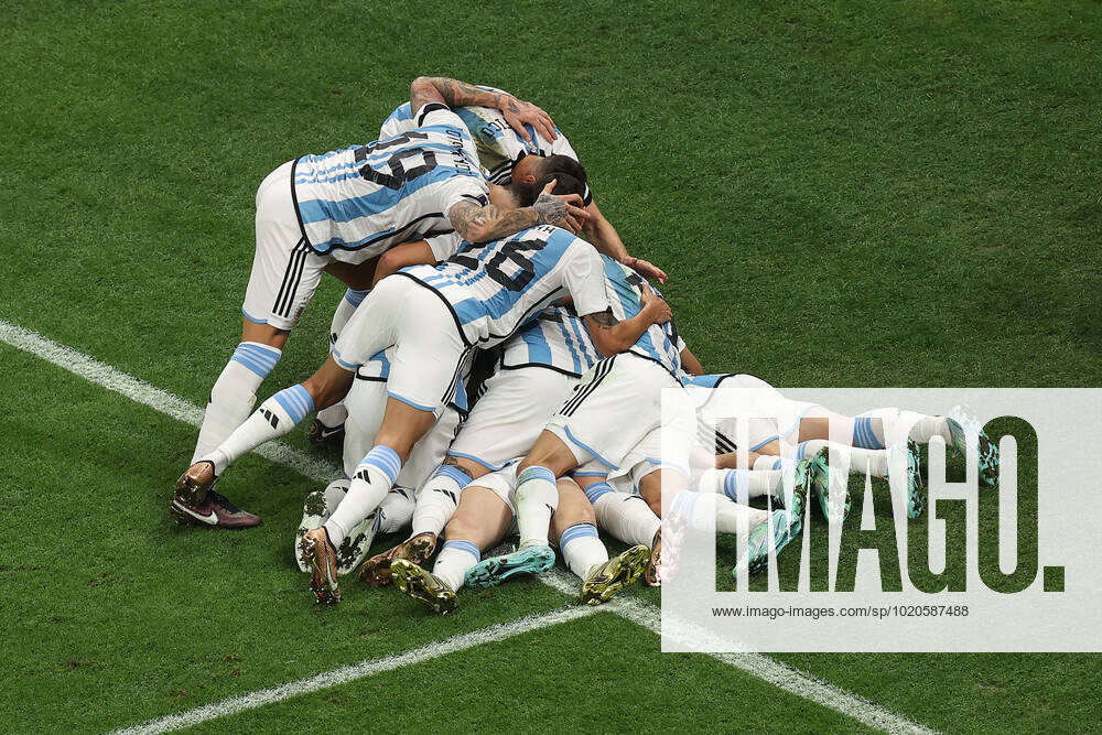Das Finale der FIFA Fussball-Weltmeisterschaft 18. Dezember 2022, Lusail City Finale der FIFA Fussball-Weltmeisterschaft Katar 2022 Argentinien gegen Frankreich Argentinien feiert seinen Führungstreffer, indem es sich auf den Elfmeterschützen Lionel Messi stürzt Foto Charlotte Wilson Abseits Doha Katar