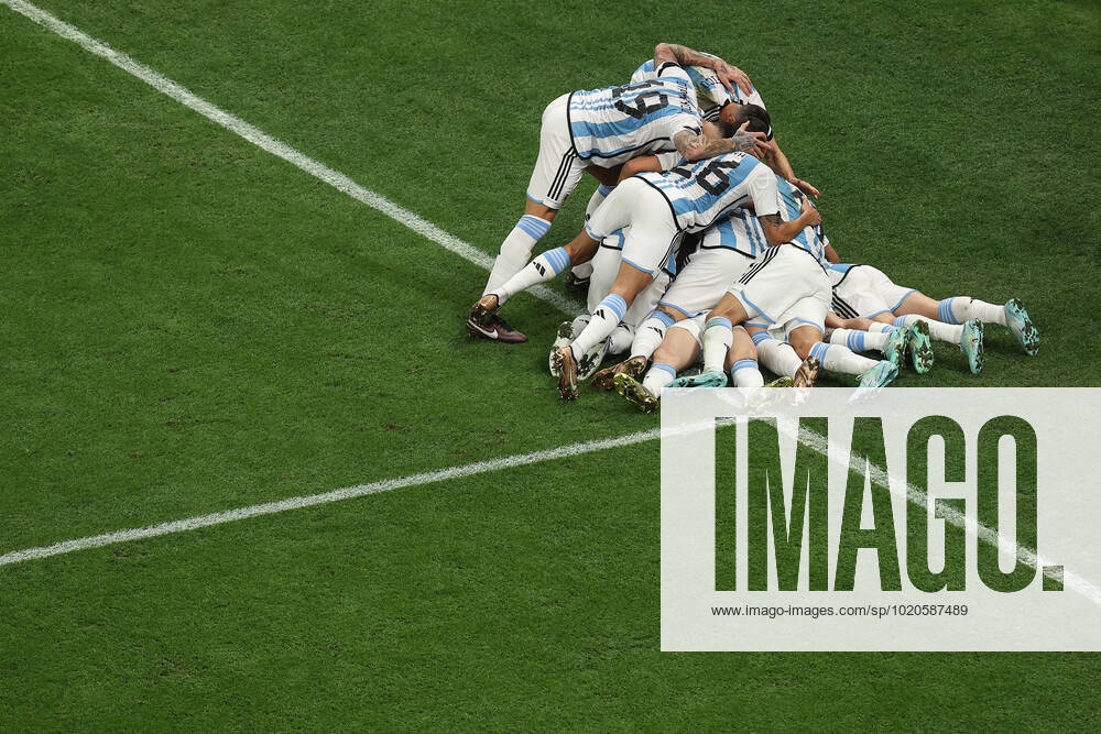 Das Finale der FIFA Fussball-Weltmeisterschaft 18. Dezember 2022, Lusail City Finale der FIFA Fussball-Weltmeisterschaft Katar 2022 Argentinien gegen Frankreich Argentinien feiert seinen Führungstreffer, indem es sich auf den Elfmeterschützen Lionel Messi stürzt Foto Charlotte Wilson Abseits Doha Katar