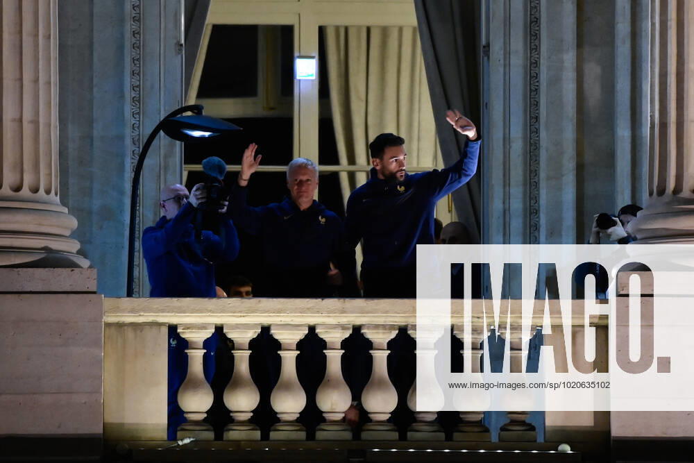 Rassemblement de l equipe de France a la Place de la Concorde - Didier Deschamps ( selectionneur - entraineur - France ) - Hugo Lloris ( France ) - FOOTBALL : Rassemblement de l equipe de France - Paris - 19 12 2022 FedericoPestellini Panoramic