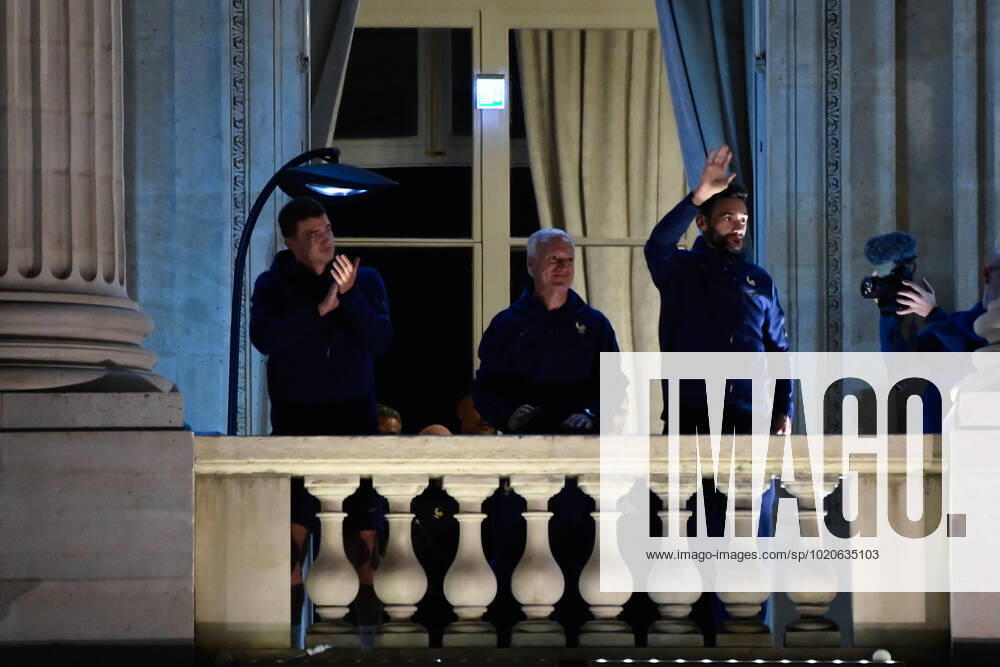 Rassemblement de l equipe de France a la Place de la Concorde - Didier Deschamps ( selectionneur - entraineur - France ) - Hugo Lloris ( France ) - Benjamin Pavard ( France ) - FOOTBALL : Rassemblement de l equipe de France - Paris - 19 12 2022 FedericoPestellini Panoramic