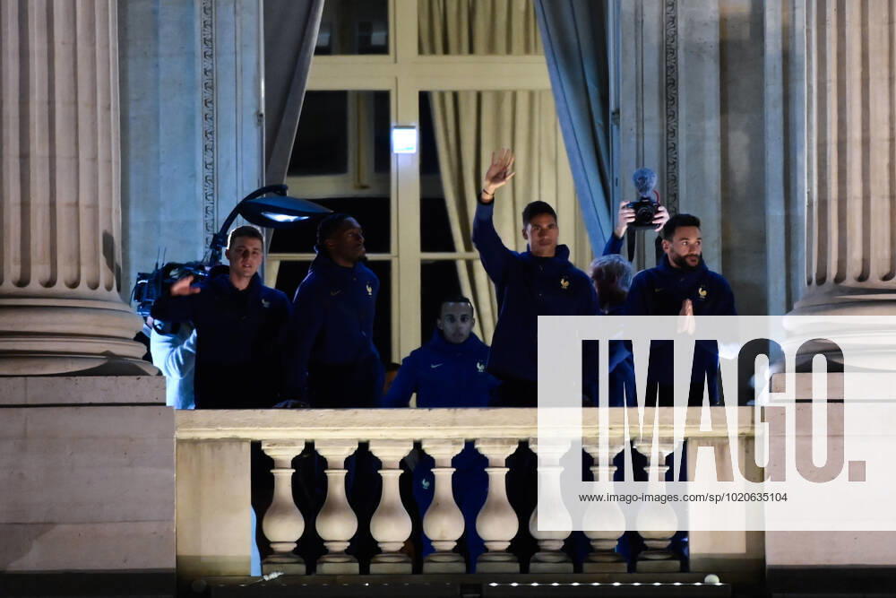 Rassemblement de l equipe de France a la Place de la Concorde - Hugo Lloris ( France ) - Benjamin Pavard ( France ) - Raphael Varane ( France ) - Jules Kounde ( France ) - FOOTBALL : Rassemblement de l equipe de France - Paris - 19 12 2022 FedericoPestellini Panoramic