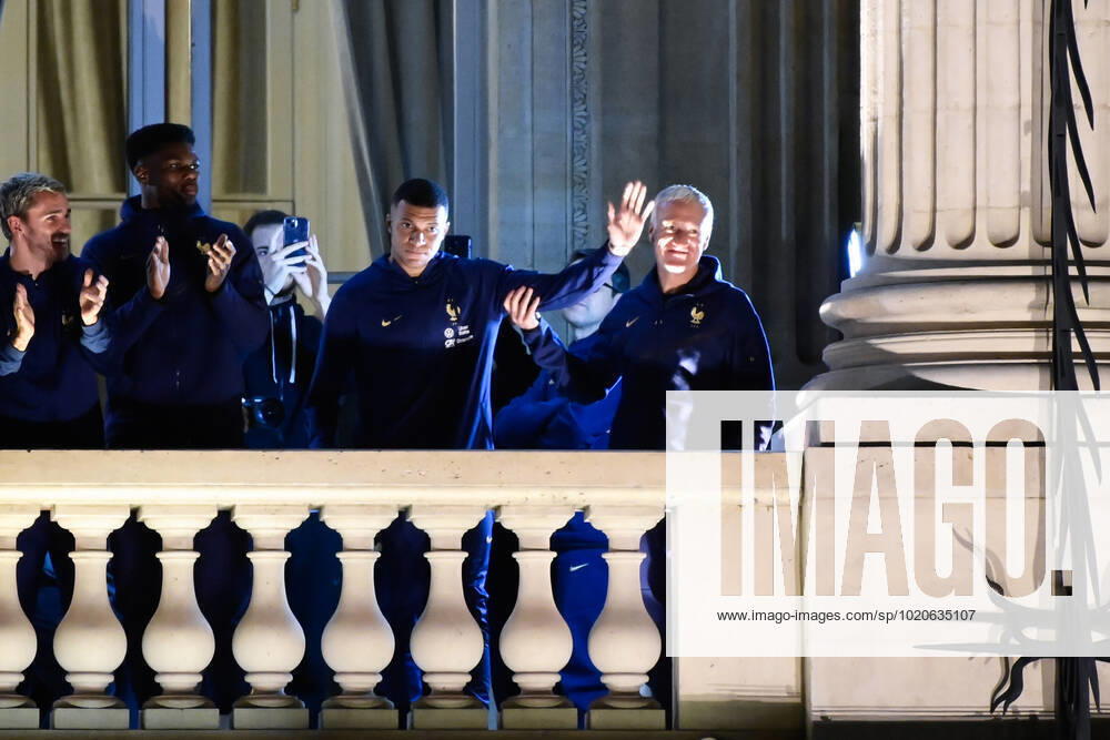 Rassemblement de l equipe de France a la Place de la Concorde - Antoine Griezmann ( France ) - Didier Deschamps ( selectionneur - entraineur - France ) - Kylian Mbappe ( France ) - FOOTBALL : Rassemblement de l equipe de France - Paris - 19 12 2022 FedericoPestellini Panoramic