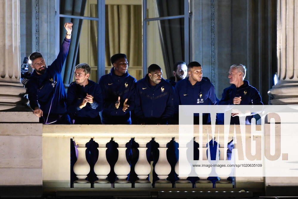 Rassemblement de l equipe de France a la Place de la Concorde - Olivier Giroud ( France ) - Antoine Griezmann ( France ) - Kylian Mbappe ( France ) - Didier Deschamps ( selectionneur - entraineur - France ) - FOOTBALL : Rassemblement de l equipe de France - Paris - 19 12 2022 FedericoPestellini Panoramic