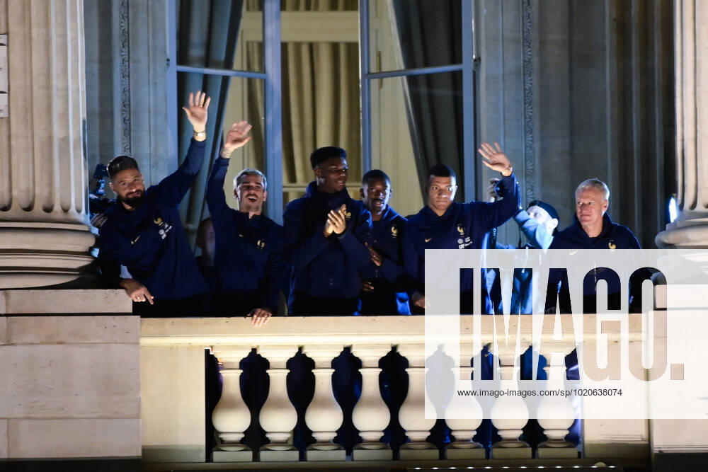 Rassemblement de l equipe de France a la Place de la Concorde - Olivier Giroud ( France ) - Antoine Griezmann ( France ) - Ousmane Dembele ( France ) - Kylian Mbappe ( France ) - Didier Deschamps ( selectionneur - entraineur - France ) - FOOTBALL : Rassemblement de l equipe de France - Paris - 19 12 2022 FedericoPestellini Panoramic