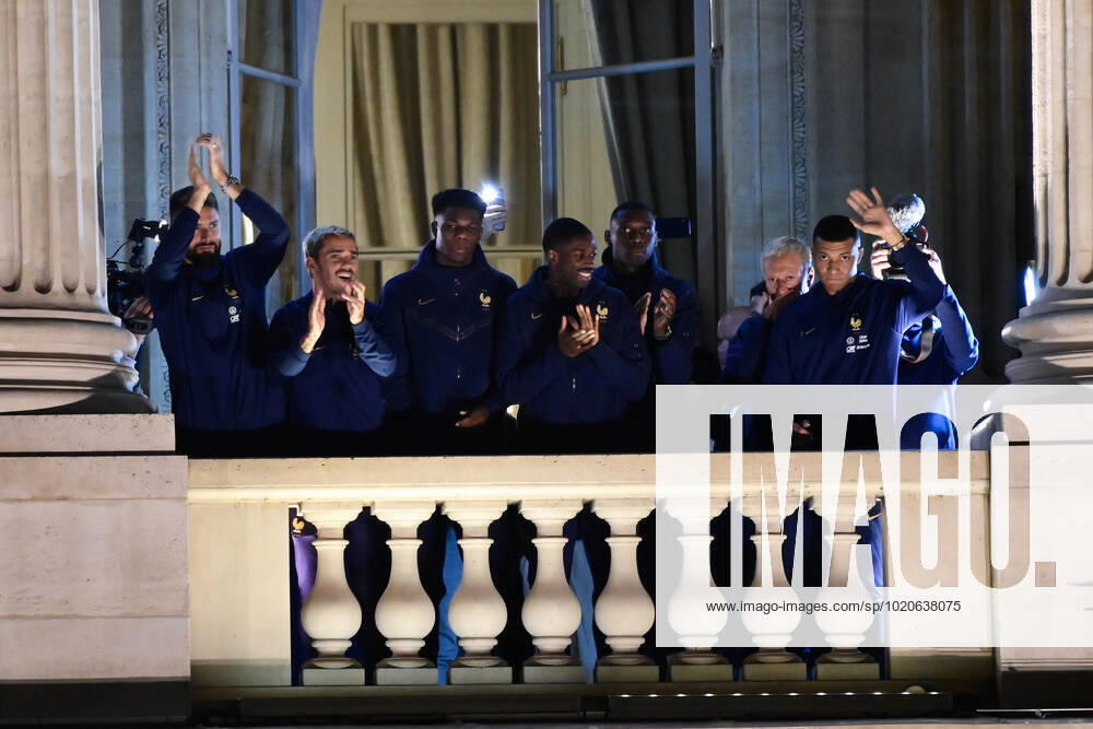 Rassemblement de l equipe de France a la Place de la Concorde - Olivier Giroud ( France ) - Antoine Griezmann ( France ) - Ousmane Dembele ( France ) - Kylian Mbappe ( France ) - Didier Deschamps ( selectionneur - entraineur - France ) - FOOTBALL : Rassemblement de l equipe de France - Paris - 19 12 2022 FedericoPestellini Panoramic