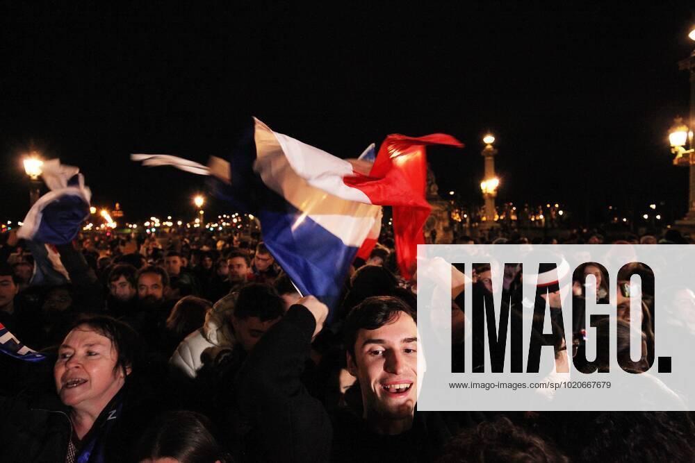 Les supporters Francais place de la concorde font la fete pour le retour de l equipe de france de football NEWS: Les supporters Place de la Concorde -Paris - 19 12 2022 JonathanRebboah Panoramic PESRK24022012