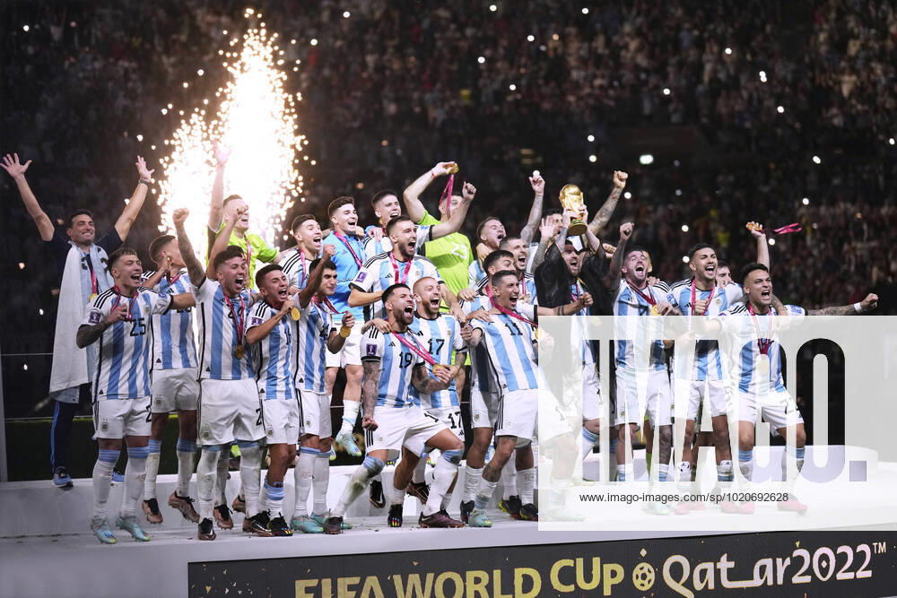 MESSI Lionel World Champion Team Argentina at the award ceremony the World Cup and his team FIFA World Cup 2022 in Qatar Final Argentina France on 18 12 2022 at Lusail Stadium DFL REGULATES PROHIBIT ANY USE OF PHOTOGRAPHS as IMAGE SEQUENCES and or QUASI VIDEO