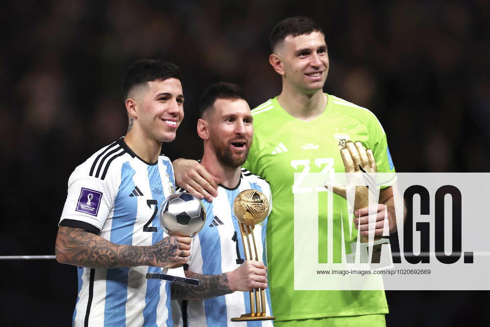 MESSI Lionel World Champion Team Argentina at the award ceremony with goalkeeper MERTINEZ and FERNANDEZ Enzo FIFA World Cup 2022 in Qatar Final Argentina France on 18 12 2022 at Lusail Stadium DFL REGULATES PROHIBIT ANY USE OF PHOTOGRAPHS as IMAGE SEQUENCES and or QUASI VIDEO