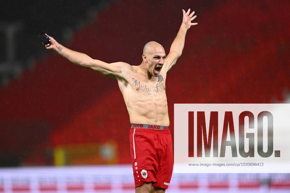 KW51 ANTWERPEN, BELGIUM - DECEMBER 20 : Frey Michael forward of Antwerp FC greets the supporters after the victory during the Belgian Croky Cup Round of 16 match between Royal Antwerp FC and Standard de Liege on December 20, 2022 in Antwerpen, Belgium, 20 12 2022 ( R Antwerp FC v Standard de Liege- Belgian Croky Cup PhotoNews Panoramic