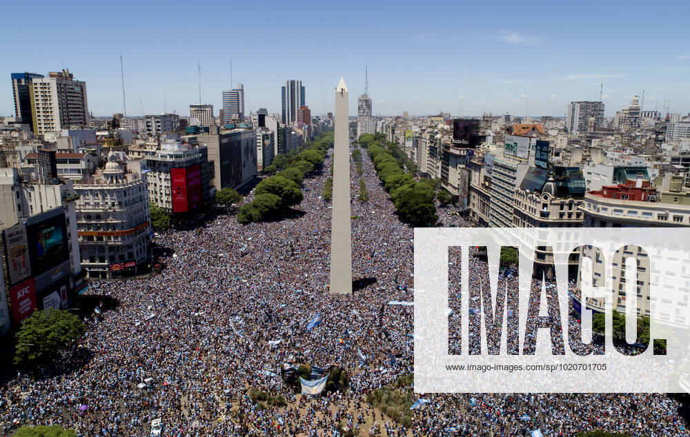 KW51 (221221) -- BUENOS AIRES, Dec. 21, 2022 -- Aerial photo shows fans welcoming Team Argentina after the team winning the Final of the 2022 FIFA World Cup, WM, Weltmeisterschaft, Fussball in Buenos Aires, capital of Argentina, Dec. 20, 2022. (Photo by Xinhua) (SP)ARGENTINA-BUENOS AIRES-FOOTBALL-2022 WORLD CUP-CELEBRATION MartinxSabala