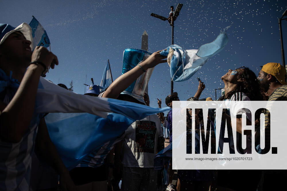 (221221) -- BUENOS AIRES, Dec. 21, 2022 -- Fans welcome Team Argentina after the team winning the Final of the 2022 FIFA World Cup, WM, Weltmeisterschaft, Fussball in Buenos Aires, capital of Argentina, Dec. 20, 2022. (Photo by Xinhua) (SP)ARGENTINA-BUENOS AIRES-FOOTBALL-2022 WORLD CUP-CELEBRATION MartinxSabala