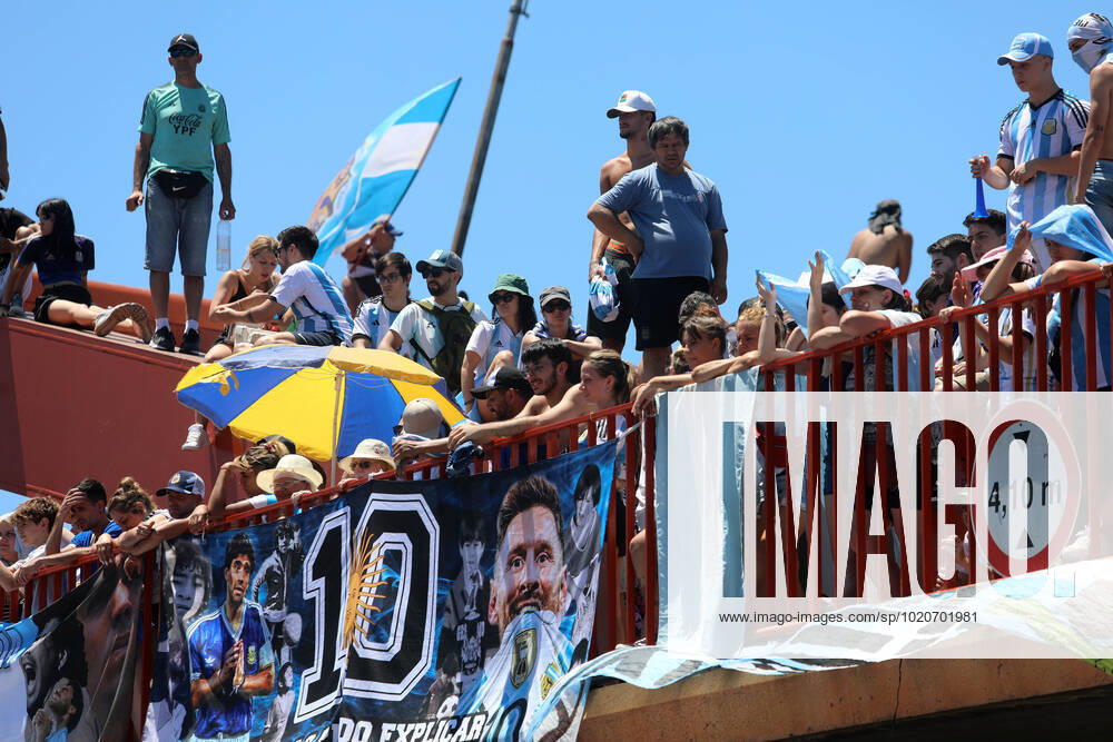World Cup 2022: Argentina s victory parade in Buenos Aires. The victorious Argentine football team arrive back in Buenos Aires to a welcome from hundreds of thousands of fans. - ZUMAs180 0197020108st
