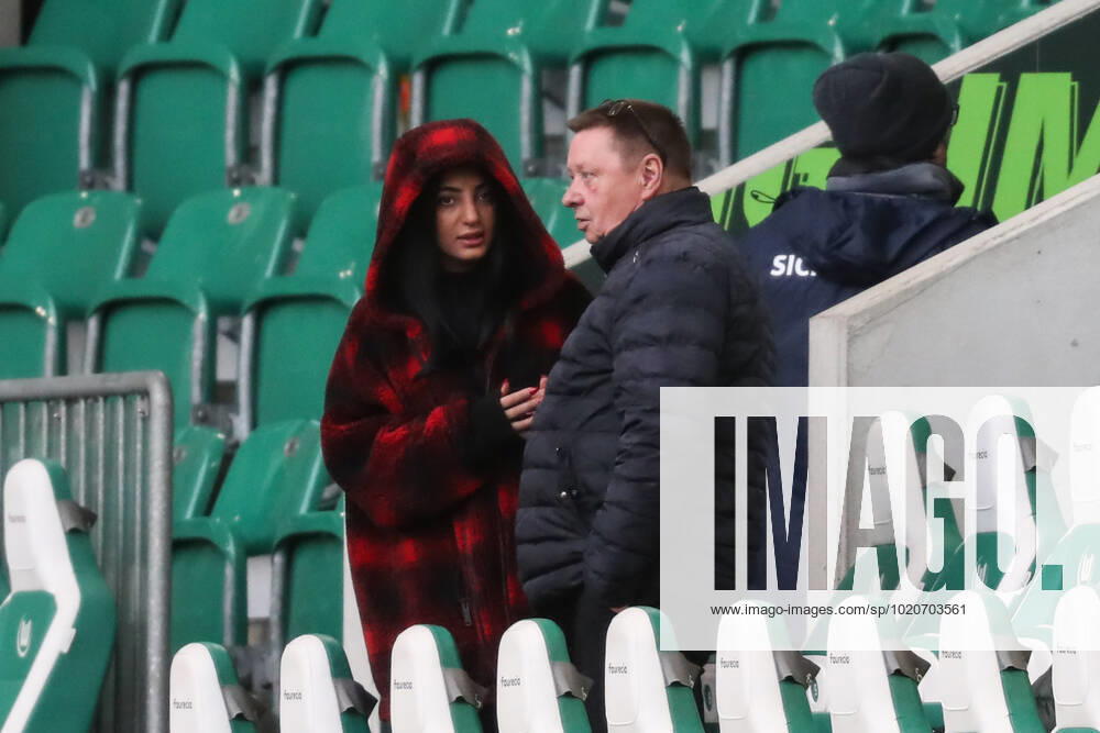 Dilara Kruse with Frank Kruse the father of Max Kruse VfL Wolfsburg,9 1 football Bundesliga season 2021 2022 point match VfL Wolfsburg vs TSG Hoffenheim in the Volkswagen Arena in Wolfsburg football,Germany,man,men