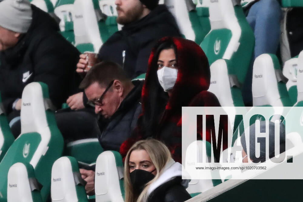 Dilara Kruse with Frank Kruse the father of Max Kruse VfL Wolfsburg,9 1 football Bundesliga season 2021 2022 point match VfL Wolfsburg vs TSG Hoffenheim in the Volkswagen Arena in Wolfsburg football,Germany,man,men