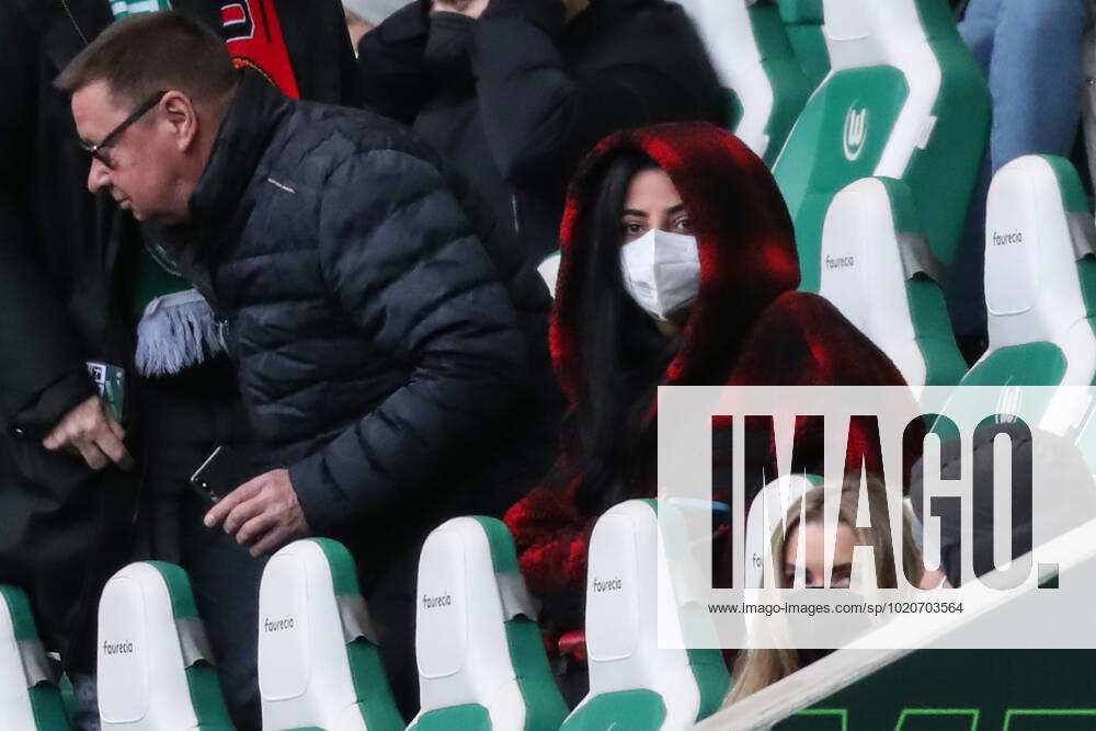 Dilara Kruse with Frank Kruse the father of Max Kruse VfL Wolfsburg,9 1 football Bundesliga season 2021 2022 point match VfL Wolfsburg vs TSG Hoffenheim in the Volkswagen Arena in Wolfsburg football,Germany,man,men
