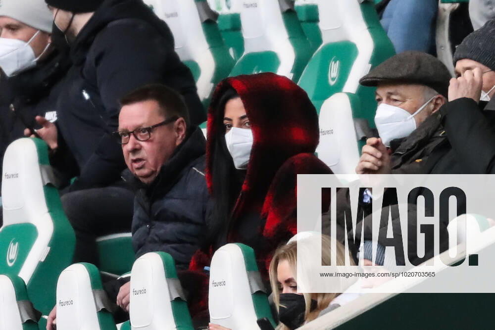 Dilara Kruse with Frank Kruse the father of Max Kruse VfL Wolfsburg,9 1 football Bundesliga season 2021 2022 point match VfL Wolfsburg vs TSG Hoffenheim in the Volkswagen Arena in Wolfsburg football,Germany,man,men