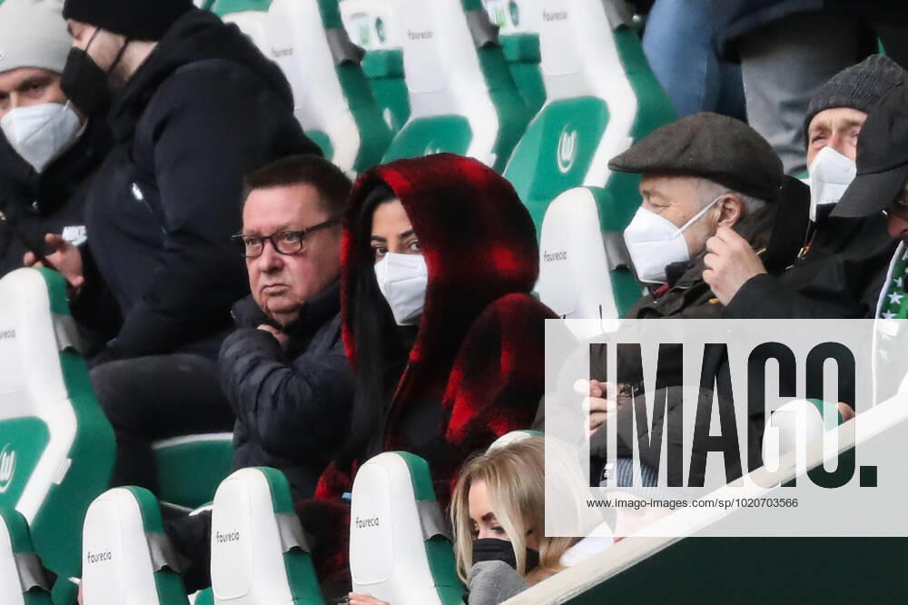 Dilara Kruse with Frank Kruse the father of Max Kruse VfL Wolfsburg,9 1 football Bundesliga season 2021 2022 point match VfL Wolfsburg vs TSG Hoffenheim in the Volkswagen Arena in Wolfsburg football,Germany,man,men