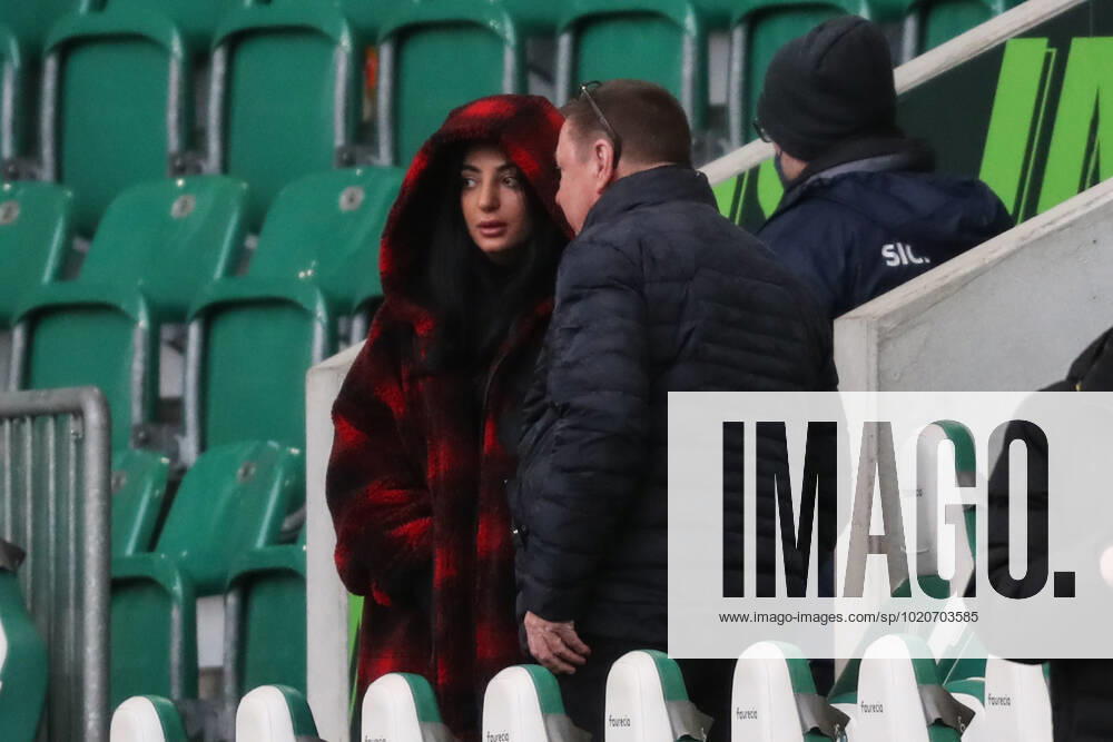 Dilara Kruse with Frank Kruse the father of Max Kruse VfL Wolfsburg,9 1 football Bundesliga season 2021 2022 point match VfL Wolfsburg vs TSG Hoffenheim in the Volkswagen Arena in Wolfsburg football,Germany,man,men
