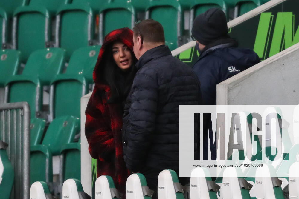 Dilara Kruse with Frank Kruse the father of Max Kruse VfL Wolfsburg,9 1 football Bundesliga season 2021 2022 point match VfL Wolfsburg vs TSG Hoffenheim in the Volkswagen Arena in Wolfsburg football,Germany,man,men