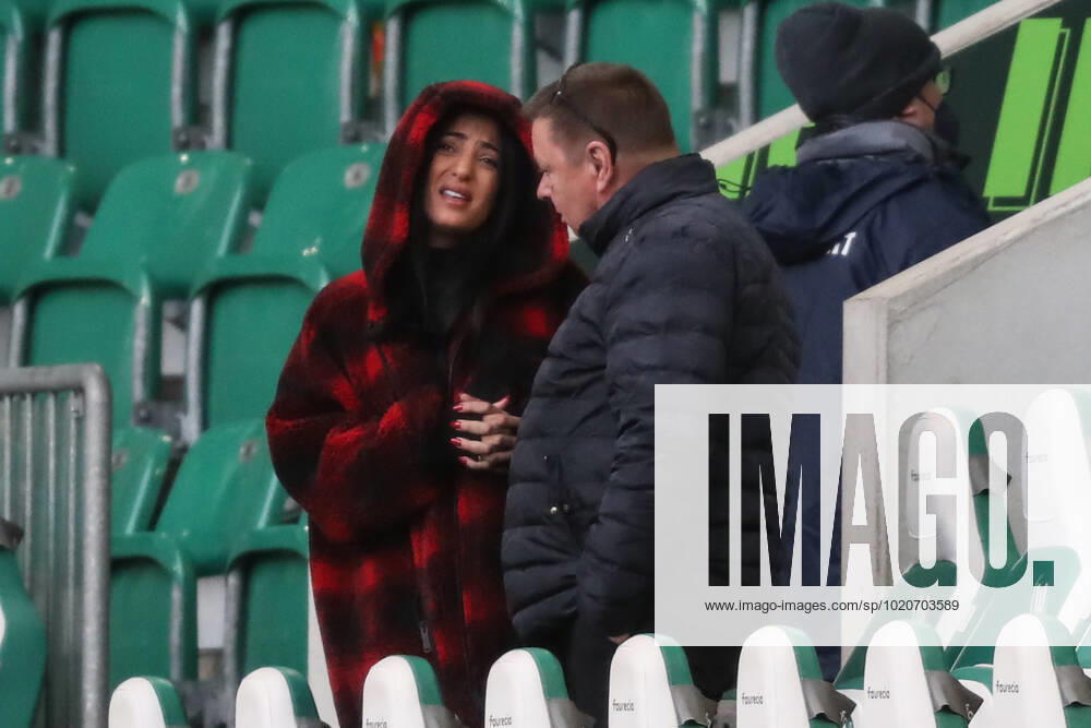 Dilara Kruse with Frank Kruse the father of Max Kruse VfL Wolfsburg,9 1 football Bundesliga season 2021 2022 point match VfL Wolfsburg vs TSG Hoffenheim in the Volkswagen Arena in Wolfsburg football,Germany,man,men