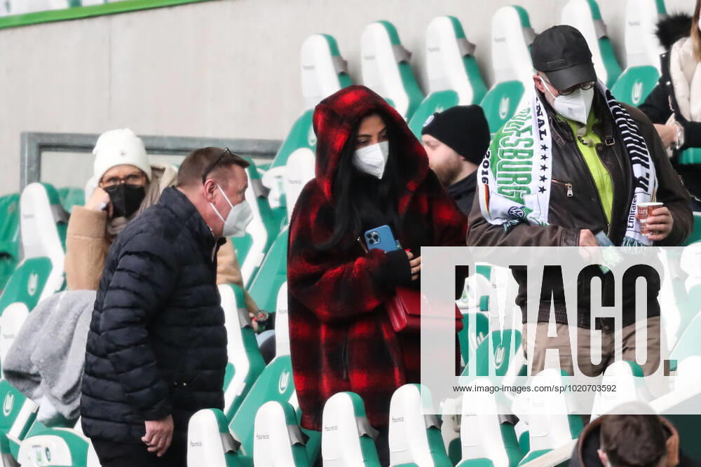 Dilara Kruse with Frank Kruse the father of Max Kruse VfL Wolfsburg,9 1 football Bundesliga season 2021 2022 point match VfL Wolfsburg vs TSG Hoffenheim in the Volkswagen Arena in Wolfsburg football,Germany,man,men
