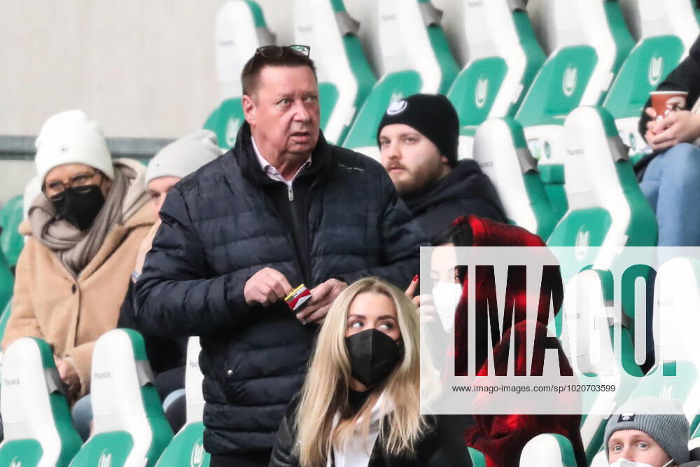 Dilara Kruse with Frank Kruse the father of Max Kruse VfL Wolfsburg,9 1 football Bundesliga season 2021 2022 point match VfL Wolfsburg vs TSG Hoffenheim in the Volkswagen Arena in Wolfsburg football,Germany,man,men