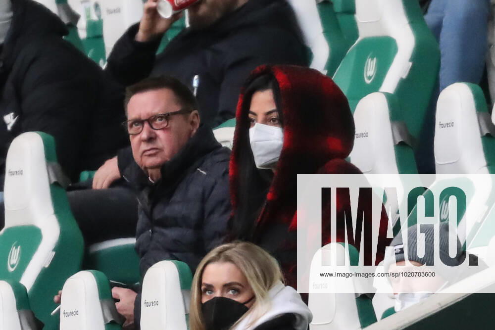 Dilara Kruse with Frank Kruse the father of Max Kruse VfL Wolfsburg,9 1 football Bundesliga season 2021 2022 point match VfL Wolfsburg vs TSG Hoffenheim in the Volkswagen Arena in Wolfsburg football,Germany,man,men