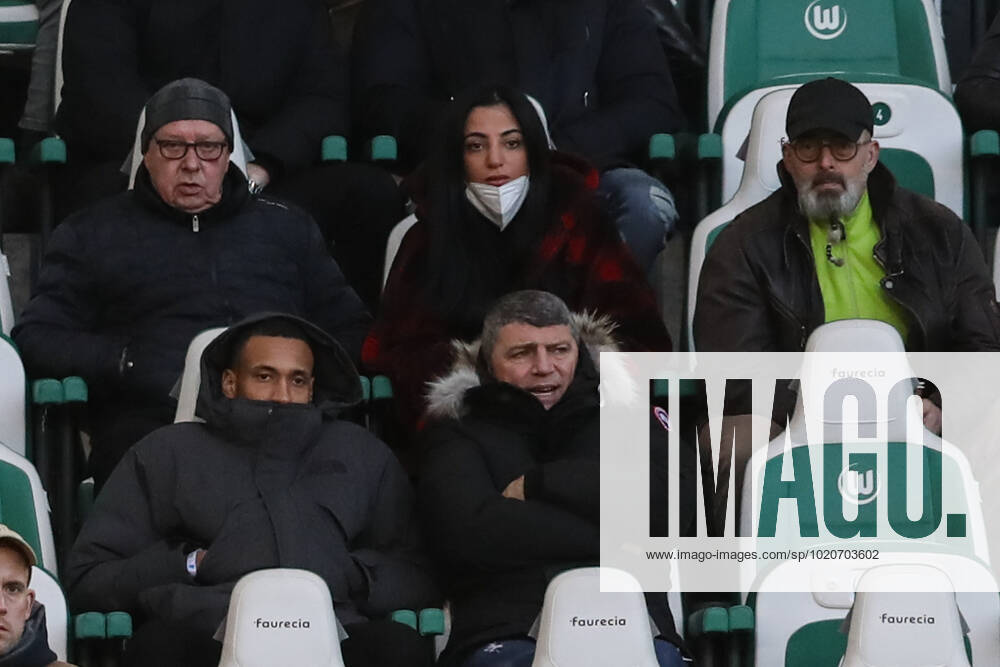 Dilara Kruse with Frank Kruse the father of Max Kruse VfL Wolfsburg,9 1 football Bundesliga season 2021 2022 point match VfL Wolfsburg vs TSG Hoffenheim in the Volkswagen Arena in Wolfsburg football,Germany,man,men