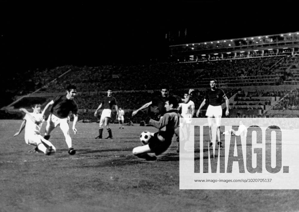 Itay v Yugoslavia 1968 European Championships - Action during the replay of the European Championship, EM, Europameisterschaft between Italy (dark shirts) and Yugoslavia in Rome. Scoring two goals in the first half hour, Italy won the Championship by two goals to nil. The first match played on Saturday resulted in a 1-1 draw after extra time had been played. 10th June 1968 Italy