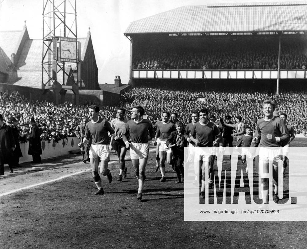 Everton Everton players do a lap of honour in front of their supporters after they beat Fulham 4-1 to clinch the First Division Championship. 13th May 1963. Great Britain