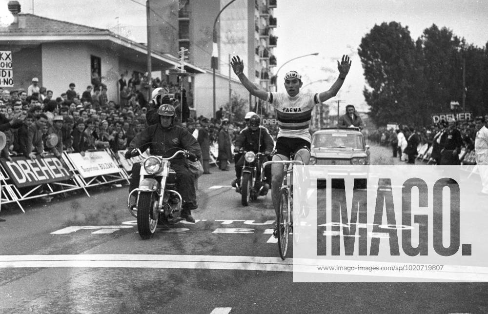 PALUPI Belgium s Eddy Merckx crosses the finishing line to win the first stage of the Tour of Italy ( Giro d Italia ) Novara , Italy 23 May 1968 Italy