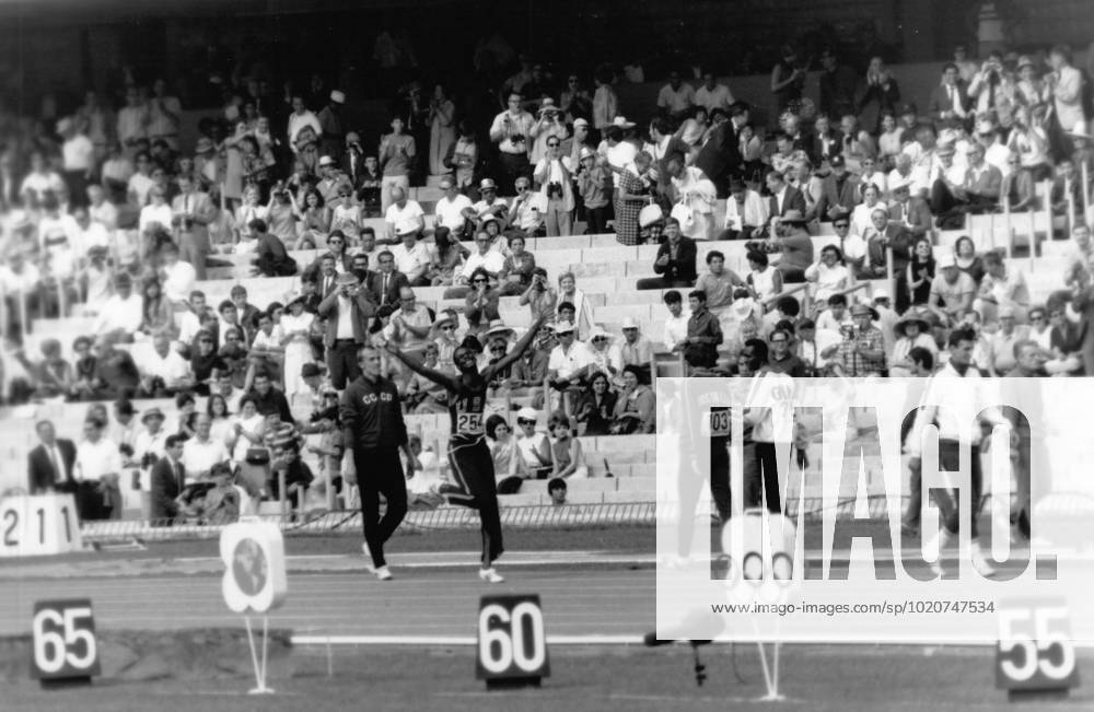 Bob Beamon Bob Beamon attending track and field event at Mexico City Olympic Games, Olympische Spiele, Olympia, OS after he broke the world and olympic record in the men s long jump 1968