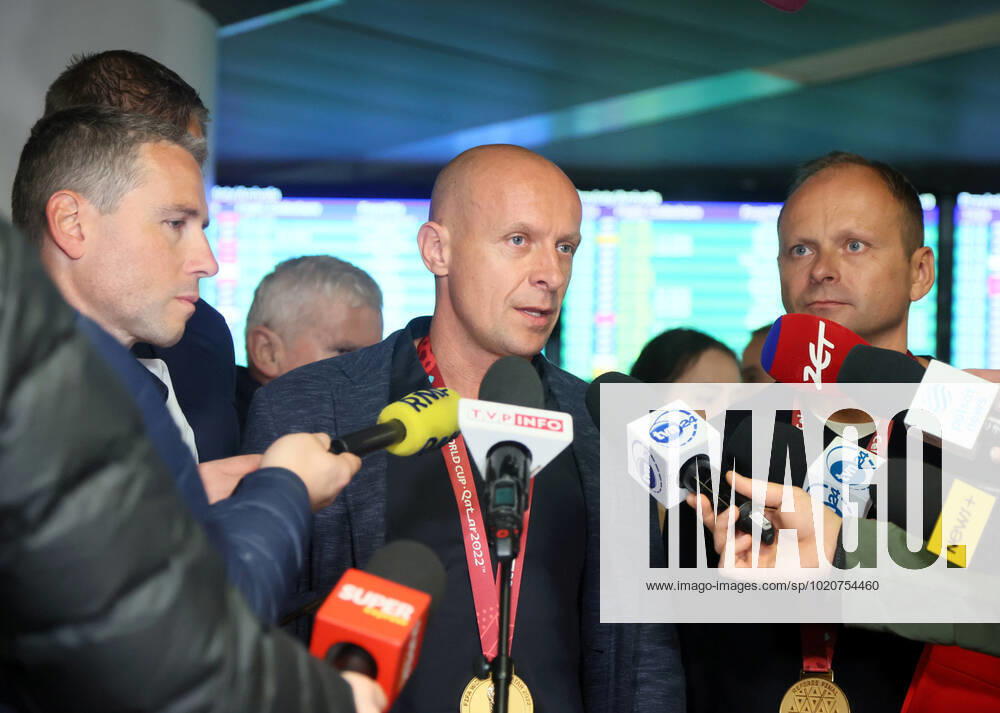 FIFA WM 2022, Final-Schiedsrichtergespann aus Polen zurück in der Heimat Polish football referees return from Qatar A team of Polish football referees are welcomed at the Chopin Airport as they return home from the 2022 FIFA World Cup, WM, Weltmeisterschaft, Fussball held in Qatar on December 21, 2022 in Warsaw, Poland. Polish referees officiated the World Cup s final game between Argentina and France. They gained the highest praises for their performance and are getting huge attention in their home country. Pictured: Tomasz Listkiewicz, Szymon Marciniak, Pawel Sokolnicki. EN_01549085_0017