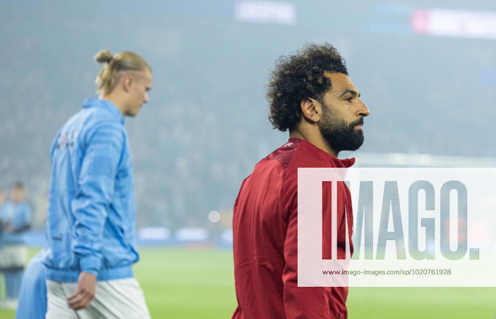 Football - Football League Cup - 4th Round - Manchester City FC v Liverpool FC MANCHESTER, ENGLAND - Thursday, December 22, 2022: Liverpool s Mohamed Salah (R) and Manchester City s Erling Haaland (L) before the Football League Cup 4th Round match between Manchester City FC and Liverpool FC at the City of Manchester Stadium. MANCHESTER City of Manchester Stadium GREATER MANCHESTER ENGLAND