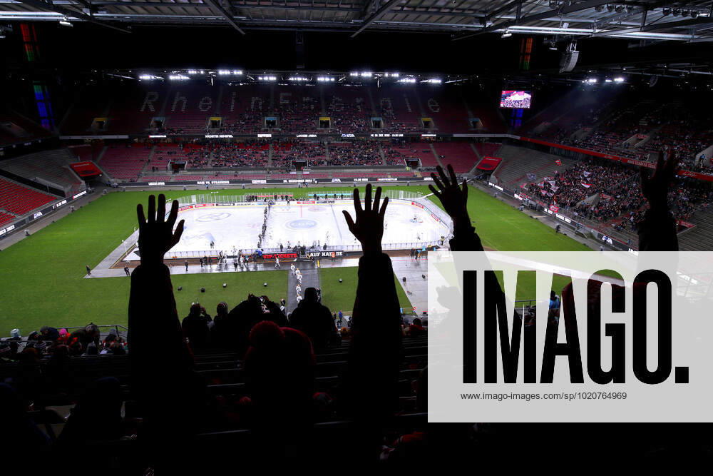 Cologne, 22 12 2022, ice hockey, penny DEL, 34 match day, Cologne Stadium Series, RheinEnergieSTADION, Kölner Haie Fischtown Pinguins Bremerhaven The RheinEnergieSTADION, the home of 1 FC Cologne becomes an ice hockey field The Sharks enter the ice spectators cheering the team from the stands to North Rhine Westphalia Germany