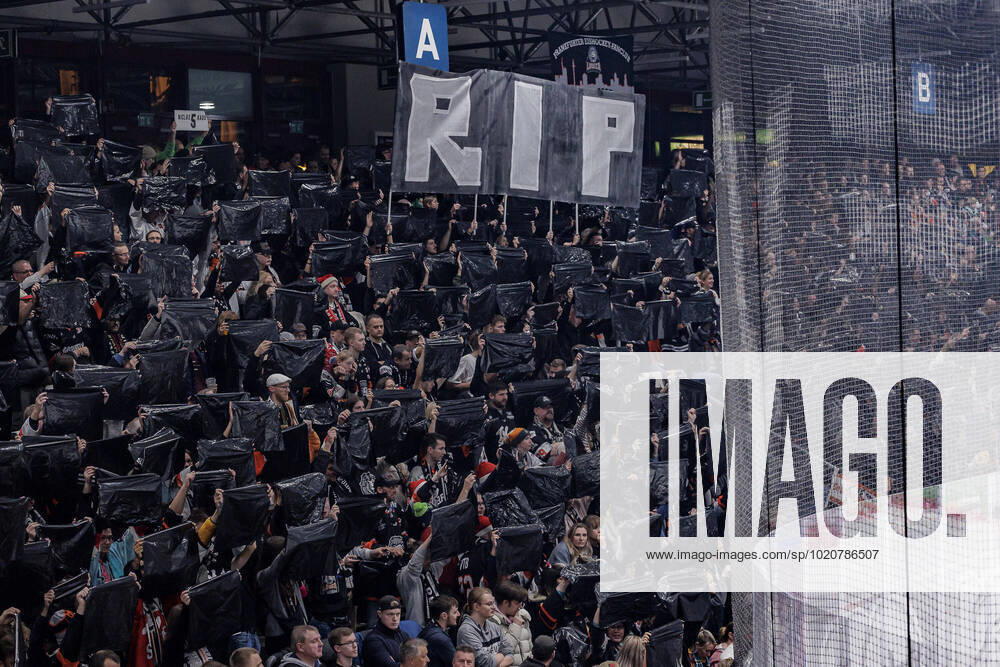 PENNY DEL Löwen Frankfurt ERC Ingolstadt, Eissporthalle Frankfurt, 23 12 2022 Choreo of the Löwen fans for the anniversary of the late Niclas Kaus, RIP, R I P , Rest in Peace, choreography, Löwen Frankfurt ERC Ingolstadt, Frankfurt, Eissporthalle