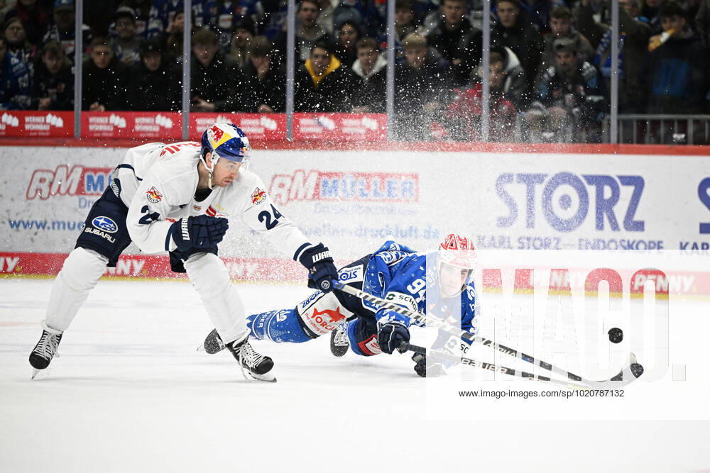 F l n r Jonathon Blum Red Bull Muenchen Phil Hungerecker Schwenninger Wild Wings 94 Schwenninger Wild Wings vs. Red Bull Muenchen, ice hockey, DEL, 34 game day, season 2022 2023, 23 12 2022 Schwenninger Wild Wings vs. Red Bull Muenchen, ice hockey, DEL, penny DEL, 32 game day, season 2022 2023, 23 12 2022 Schwenningen