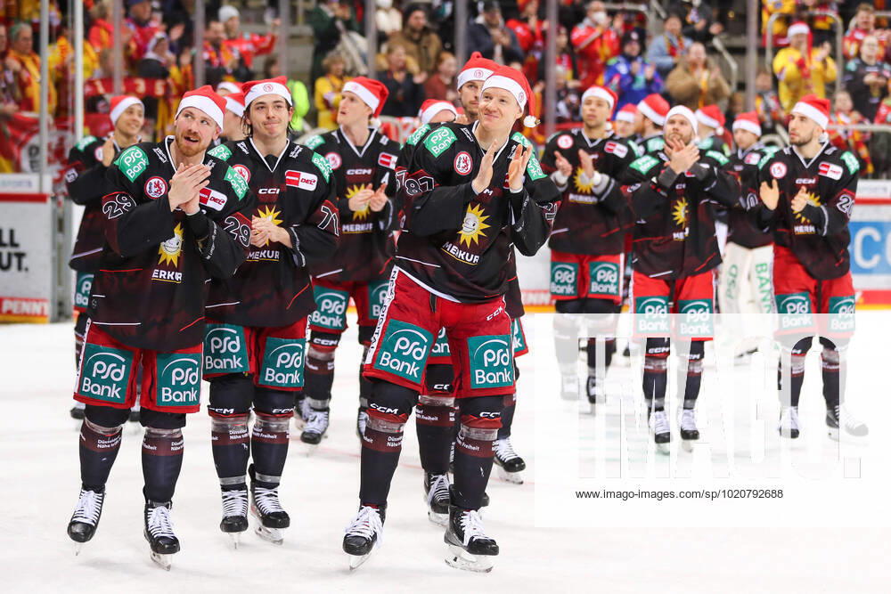 Penny DEL, Duesseldorfer EG Grizzlys Wolfsburg, PSD Bank Dome, 23 12 2022, Duesseldorf The players of the DEG wish their fans Merry Christmas Penny DEL, Duesseldorfer EG Grizzlys Wolfsburg, PSD Bank Dome, on 23 12 2022, Duesseldorf