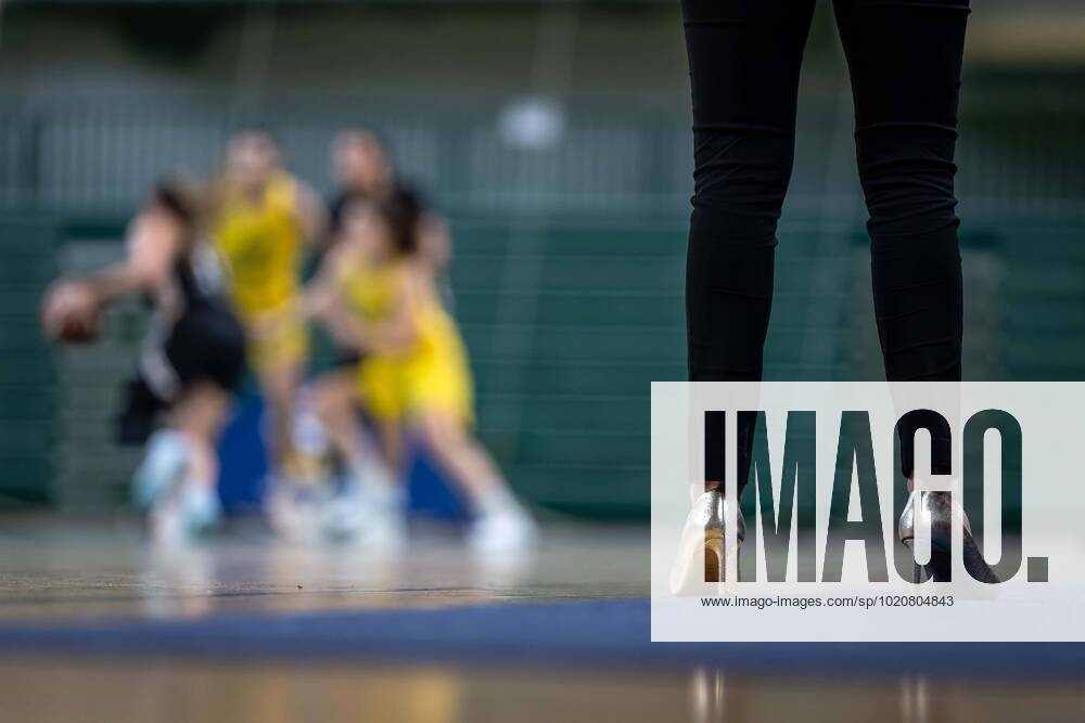 Basketball Berlin 23 12 2022 Season 2022 2023 1 Bundesliga DBBL Alba Berlin TK Hannover Luchse The shoes of Sidney Parsons Hannover, coach trainer