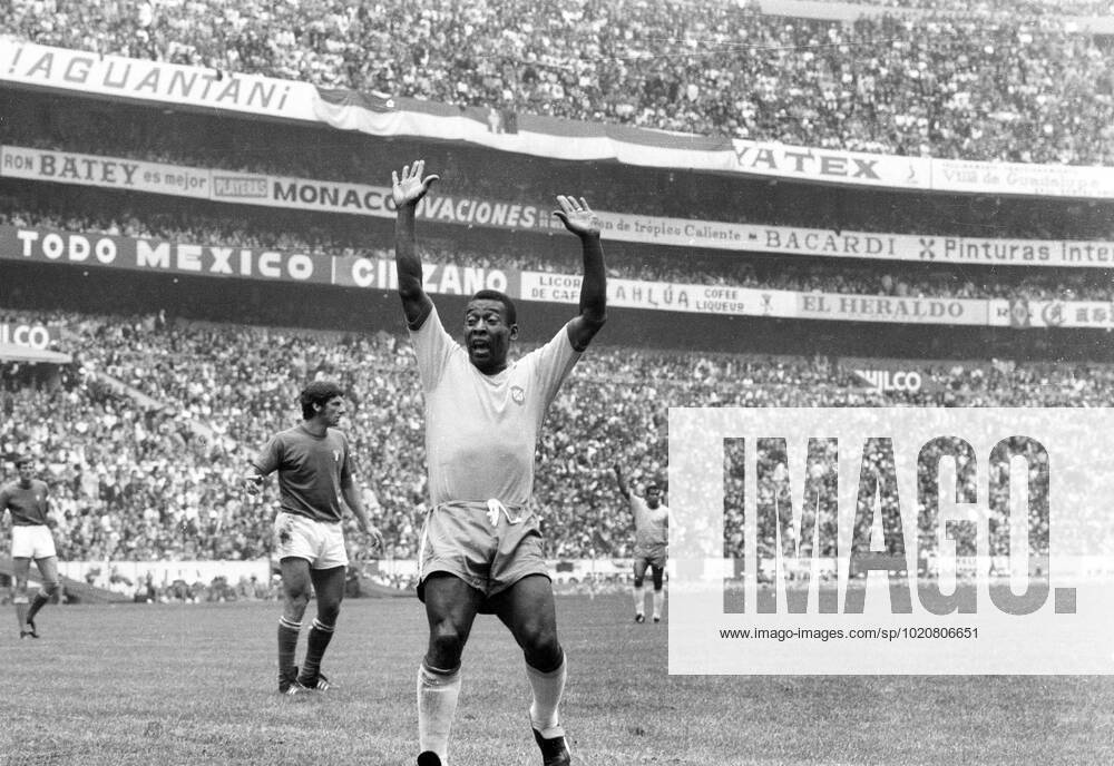 Football World Cup 1970 Final Brazil Italy 4 1 21 06 1970 Goal scorer Pele Bras cheers after the 1 0 HM