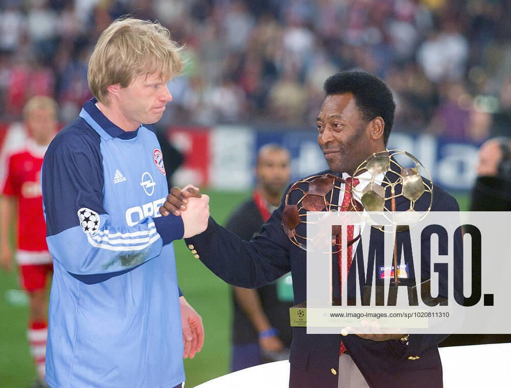 Archive photo Pele r, Brazil with Oliver Kahn FC Bayern Muenchen FOOTBALL CHAMPIONSLE LEAGUE FINAL SEASON 2000 2001 23 05 2001 FC Bayern Muenchen FC Valencia 6 5 n E Goalkeeper Oliver Kahn li, FC Bayern Muenchen is honored by Pele center, Brazil with the MasterCard Man of the Match Avard and UEFA President Lennart Johansson r, Sweden