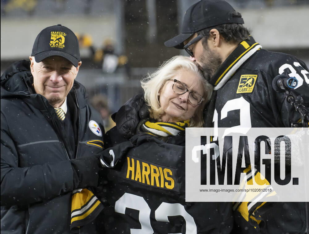 KW51 Pittsburgh Steelers President Art Rooney Jr (l) stands with Dana Harris, the widow of Franco Harris (c) as Franco Harris son Dok comforts her during the halftime ceremony retiring his number during halftime of the game against the Las Vegas Raiders at Acrisure Stadiumon Saturday, December 24, 2022 in Pittsburgh. PIT2022122409 ARCHIExCARPENTER