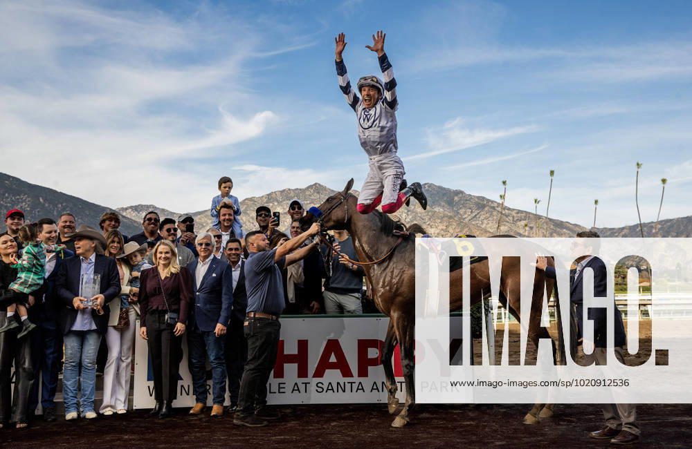 December 26, 2022: Jockey Frankie Dettori does his famous flying dismount after winning the San Antonio Stakes (Grade 2) aboard Country Grammer at Santa Anita Park in Arcadia, California on December 26th, 2022. Alex Evers Eclipse Sportswire CSM Arcadia USA - ZUMAcs17 20221227_zaf_cs17_007