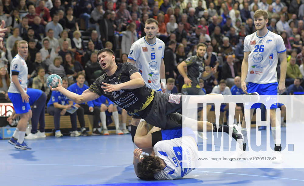 Dresdens Philip Jungemannfäält over Dessaus Tillman Leu, handball, 2 Bundesliga, HC Elbflorenz Dresden Dessau Rosslauer HV, c Dresden Saxony