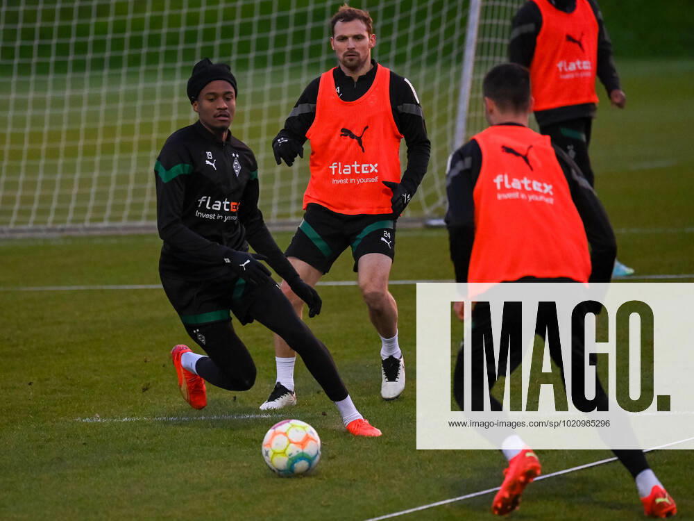 Nathan Ngoumou Borussia Moenchengladbach, 19 tries to get the ball from Tony Jantschke Borussia Moenchengladbach, 24 before Julian Weigl Borussia Moenchengladbach, 08 can play it Borussia Moenchengladbach, soccer, 1 Bundesliga, training, season 2022 2023, 27 12 2022 Borussia Moenchengladbach, soccer, 1 Bundesliga, training, season 2022 2023, 27 12 2022 Moenchengladbach