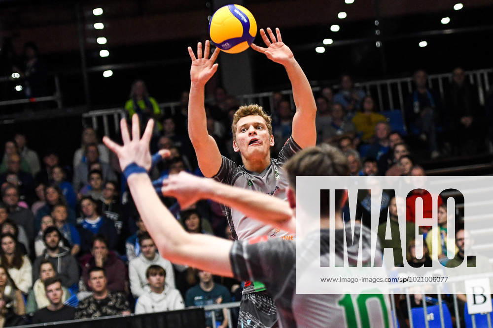 GER, VBL, VfB Friedrichshafen vs TSV Haching München Muenchen 27 12 2022, Messehalle B2, Friedrichshafen, GER, VBL, VfB Friedrichshafen vs TSV Haching München Muenchen, in picture Marcell Mikulass Koch Haching, 1 , pass to Daniel Guenther Guenther Haching, 10 nordphotoxGmbHx xHafner nph00200