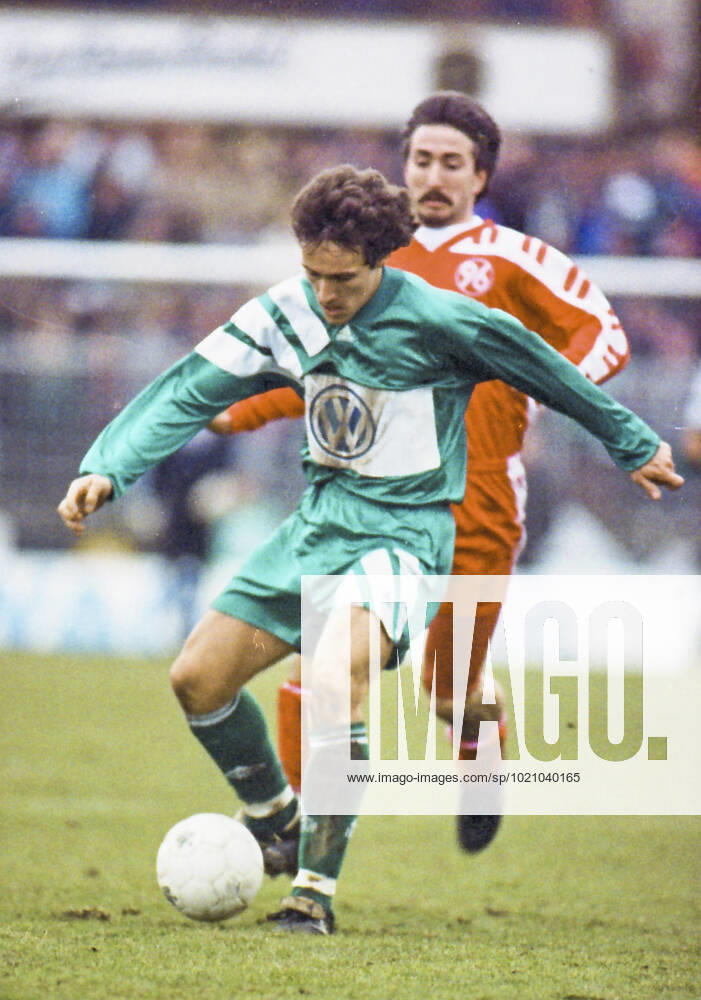 From 2 Bl season 1992 93 VfL Wolfsburg Hannover96 3 1 on 20 02 1993 In the photo On the ball WOB player Jacek Franckiewicz against Jochen Heisig
