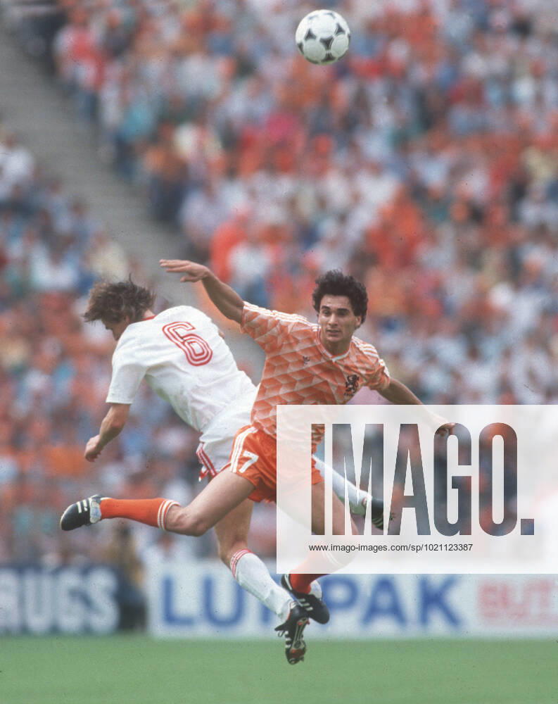 Football European Championship 1988 in Germany final Netherlands Soviet Union 2 0 25 06 1988 in Munich header duel between Gerald Vanenburg NL in front and Vasily RAZ USSR HM