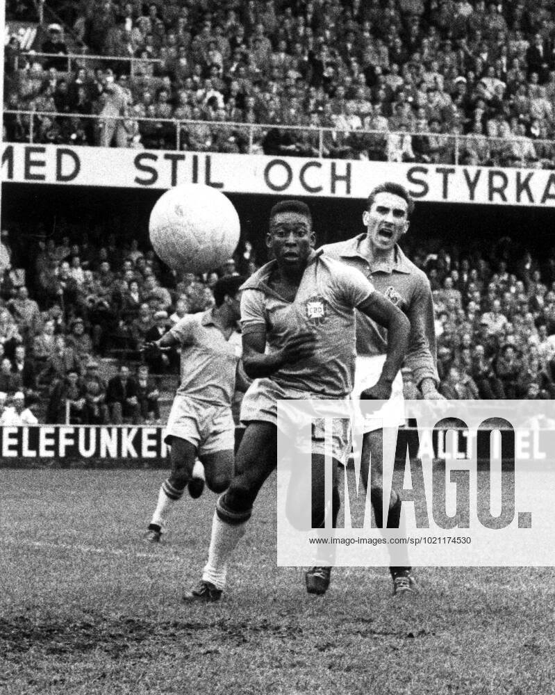 1958 FIFA World Cup Semifinal between Brazil and France Pelà left in front of the French goal in Stockholm, Sweden, June 24, 1958 STOCKHOLM SWEDEN