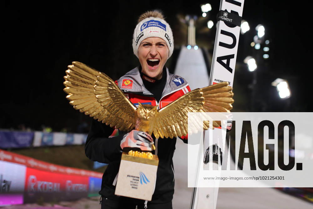 KW52 Ski jumping, Skispringen, Ski, nordisch - FIS WC Ljubno LJUBNO,SLOVENIA,01.JAN.23 - NORDIC SKIING, SKI JUMPING - FIS World Cup, Silvester Tournament, ladies, normal hill. Image shows the rejoicing of Eva Pinkelnig (AUT). keywords: trophy. GEPAxpictures Klansek